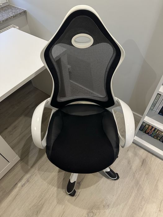 Krzesło biurowe iCHAIR - czarno-białe, wygodne i regulowane