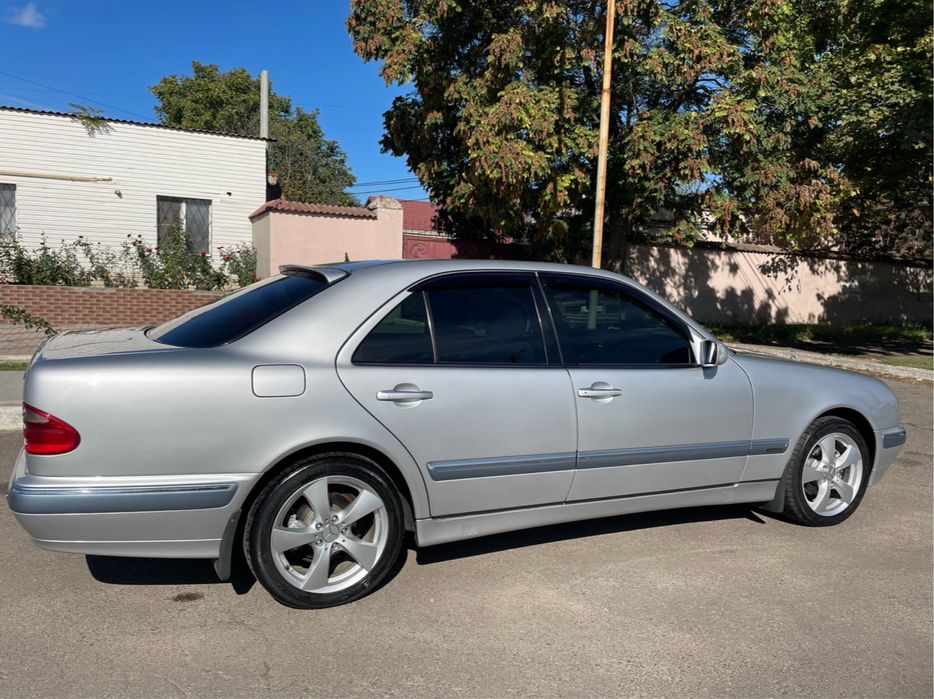 Мерседес Е-210 дизель.