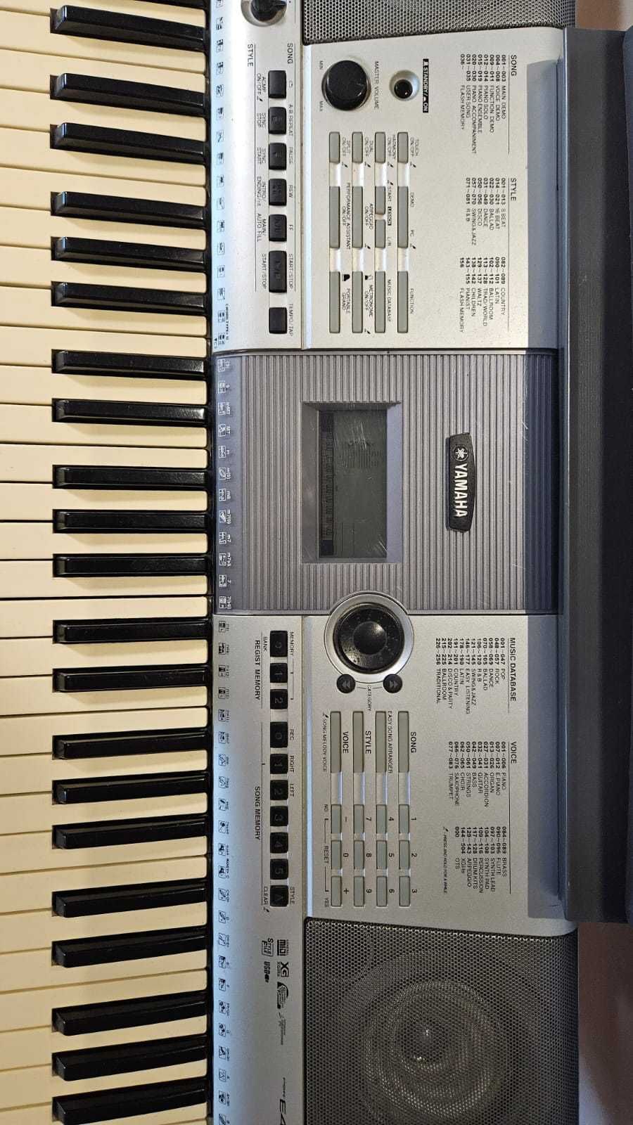 Keyboard Yamaha PSR-E403 wraz z pokrowcem oraz statywem.