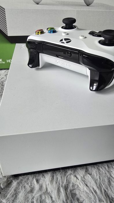 Xbox one S 4K dysk 1 tb pad