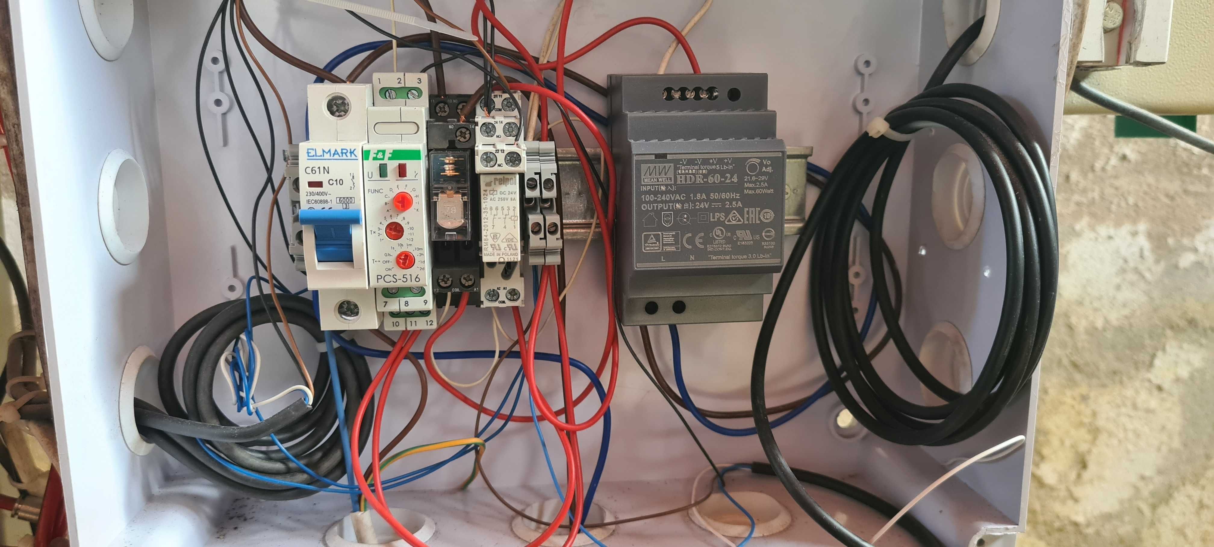 Maquina para fechar caixas de cartolina com cola a quente