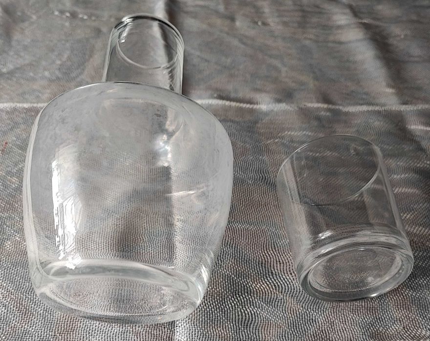 Garrafa de quarto com copo