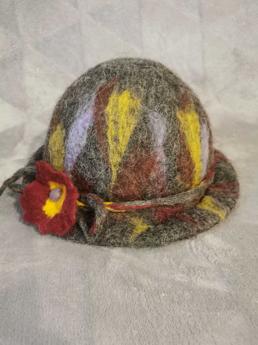 Kapelusz z wełny merynosów z ozdobnym kwiatem