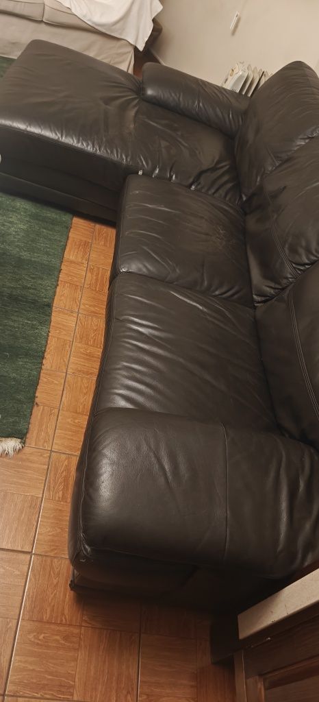 Sofá de pele preto com chaise longue – 200 €