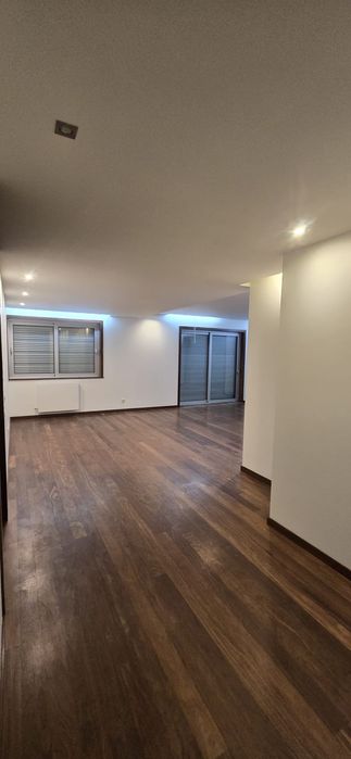 Apartamento T3 com varandas e garagem na Meadela