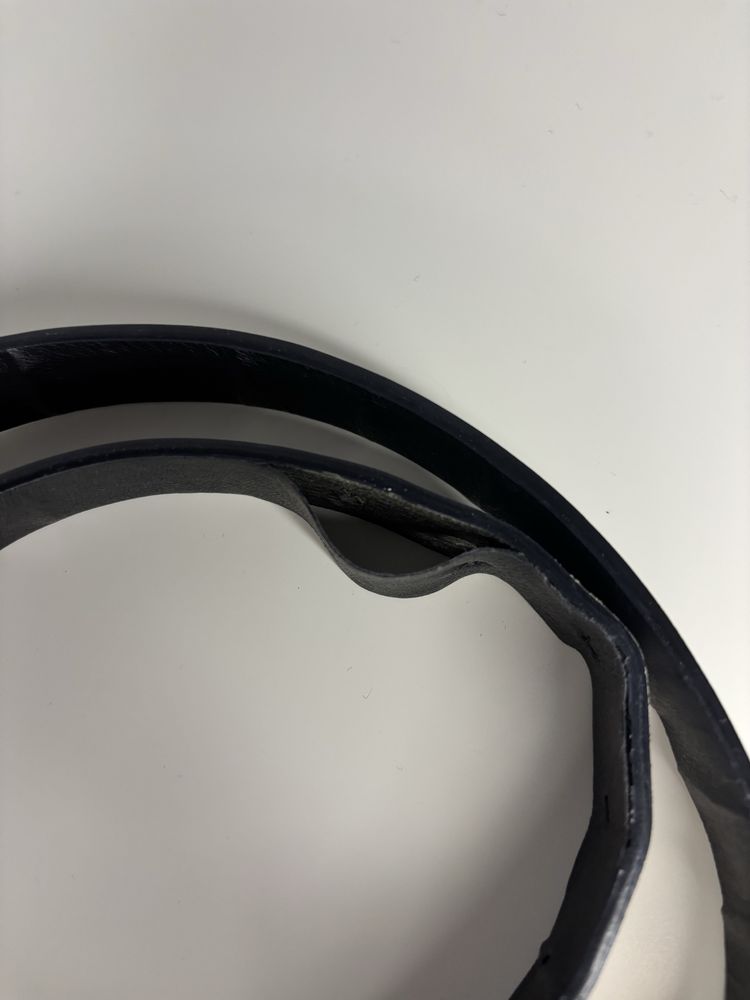 biały pasek ze złotą klamrą 108 cm
