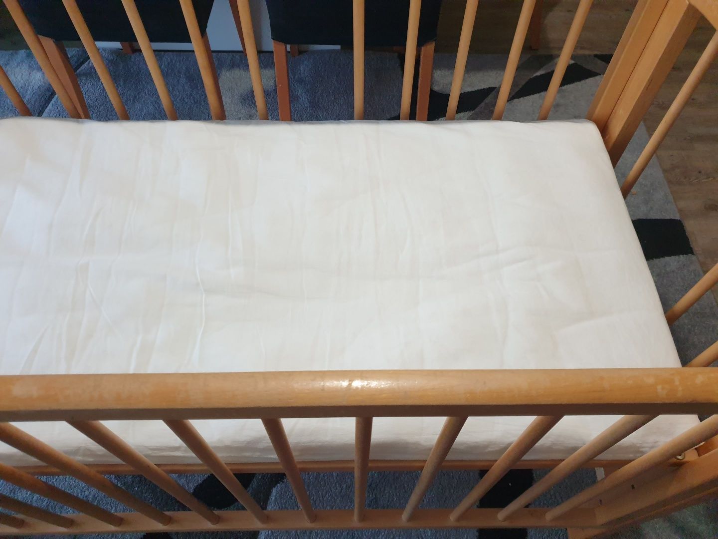 Łóżeczko niemowlęce  drewniane z materacem, opuszczany bok