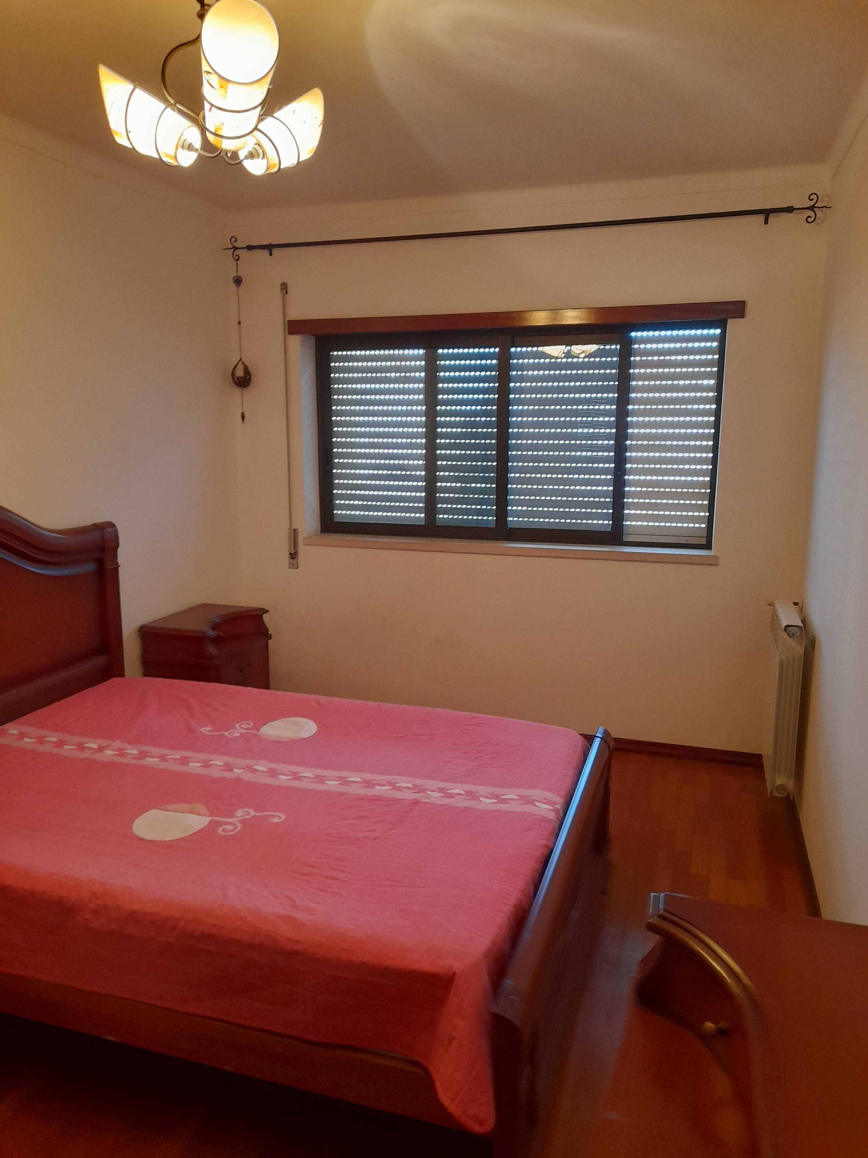 Alugo Quarto S.Domingos a elemento Feminino