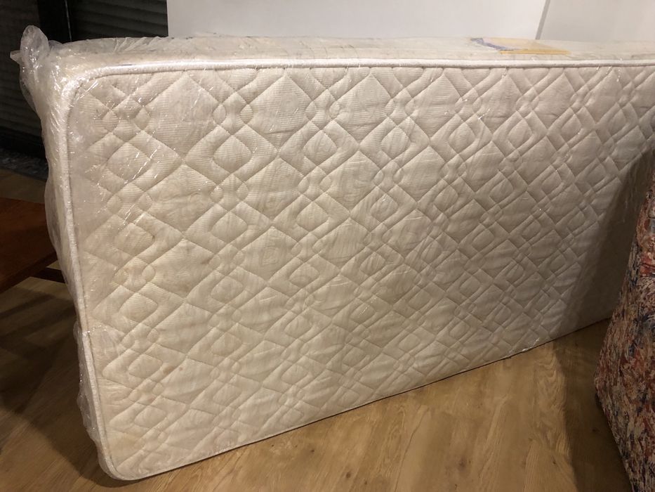 Sofás individuais e colchão