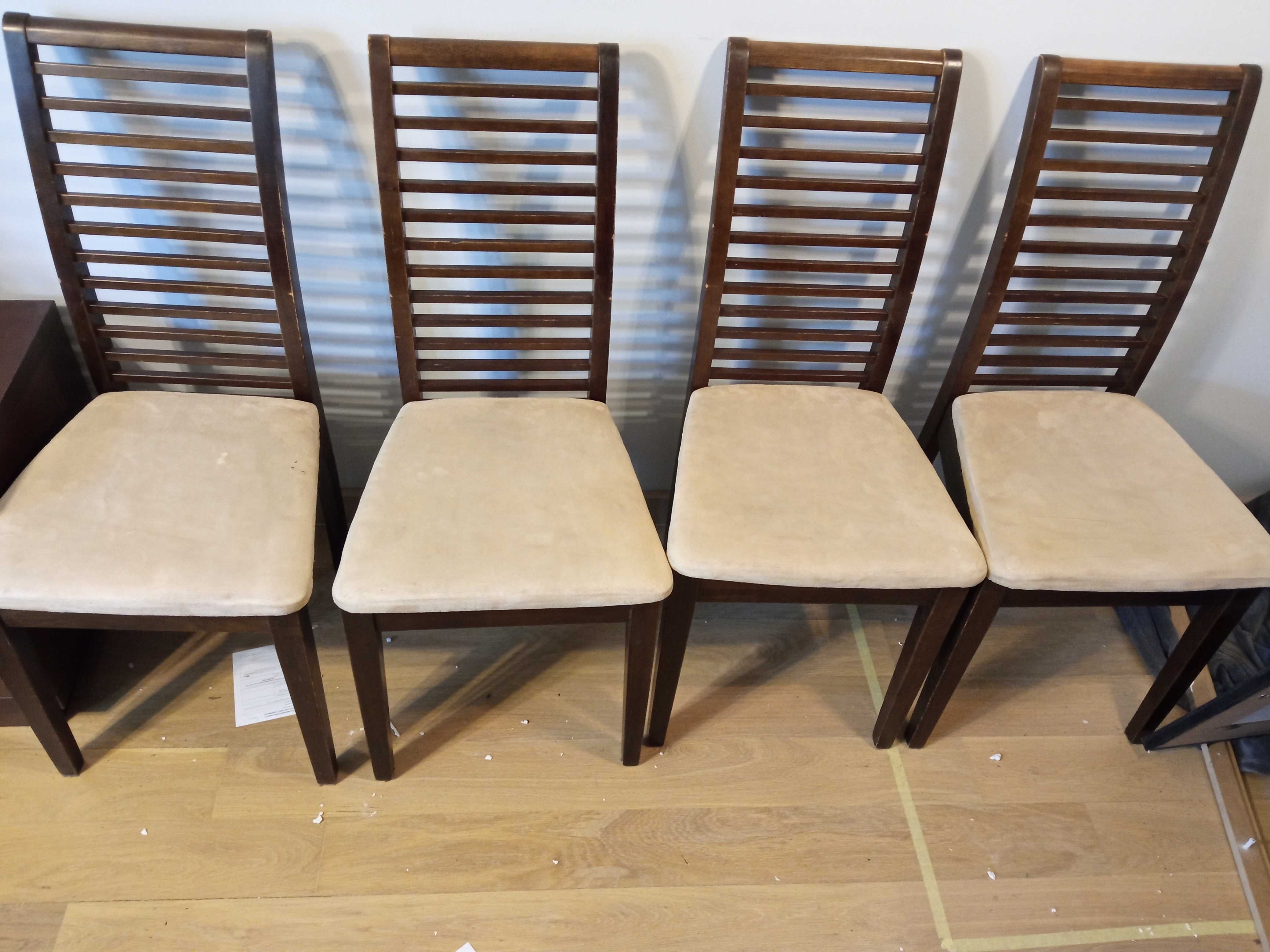 Piękny drewniany stół z krzesłami do jadalni