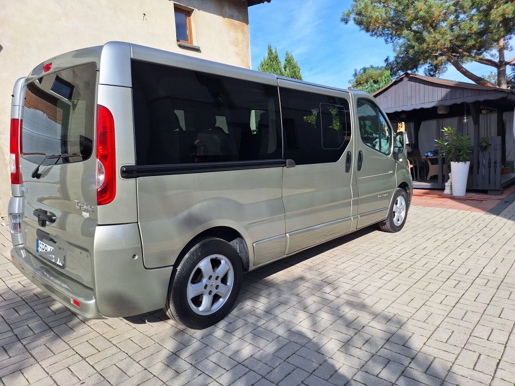 Renault trafic black edition long 9 osób