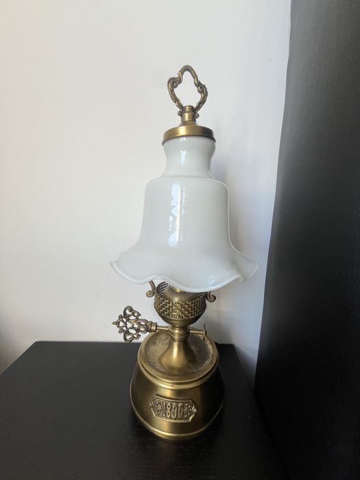 Lampada de mesa cabeceira vintage  em latao e vidro em milk glass