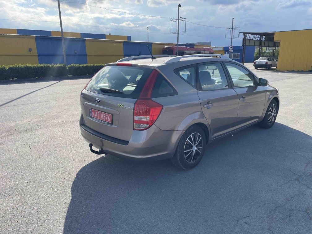 Автомобіль KIA SEED
