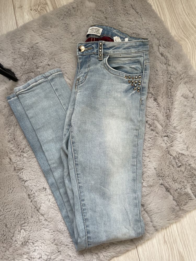 Jasne jeansy skinny z ćwiekami push up 98% bawełna