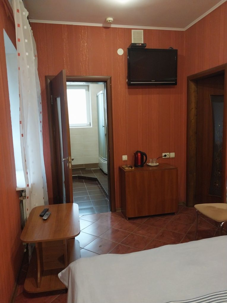 Магазин , апарт-отель , баня з басейн на дровах , центральні комунікац