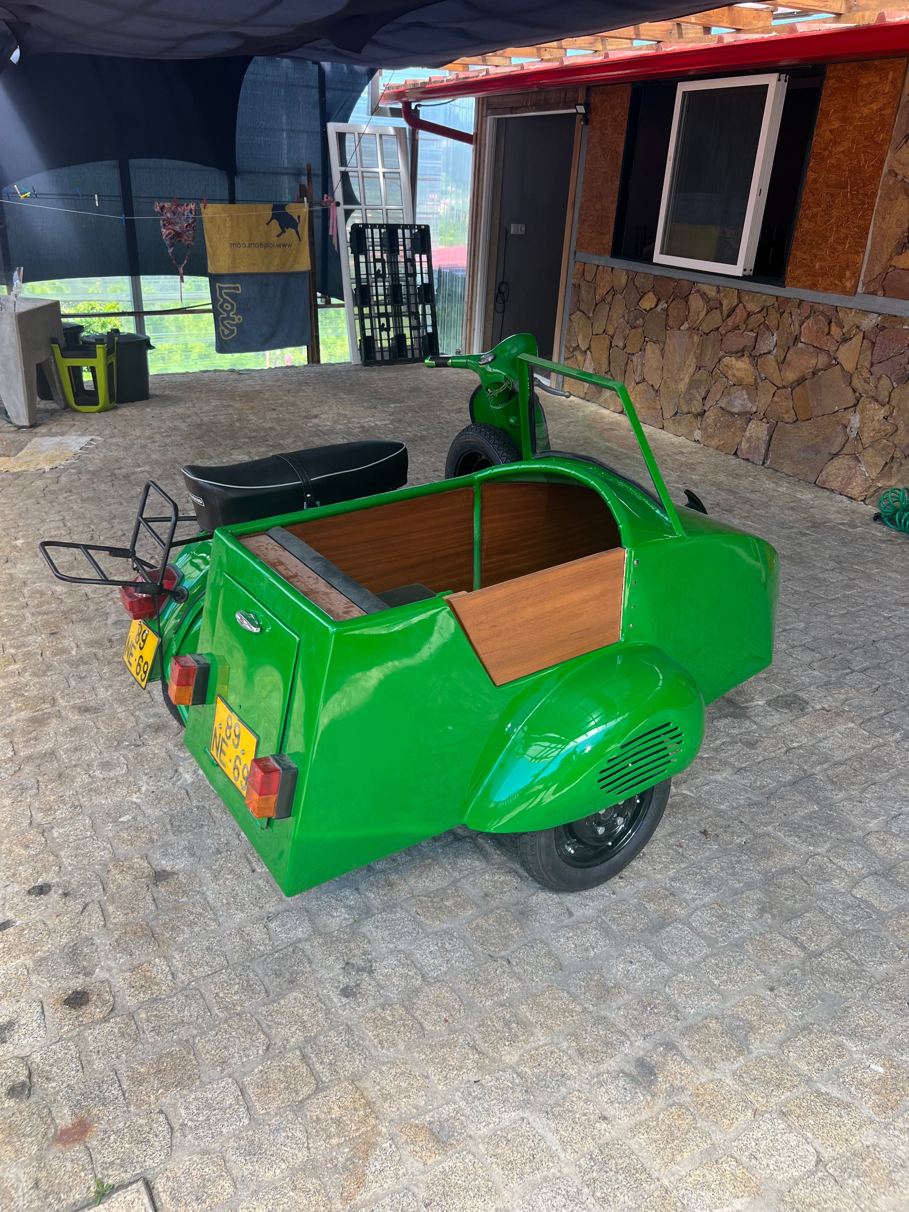 Vespa com saidcar