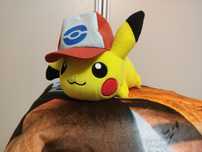 Pluszak maskotka pluszowy Pokemon Pikachu Banpresto Event Ash czapka