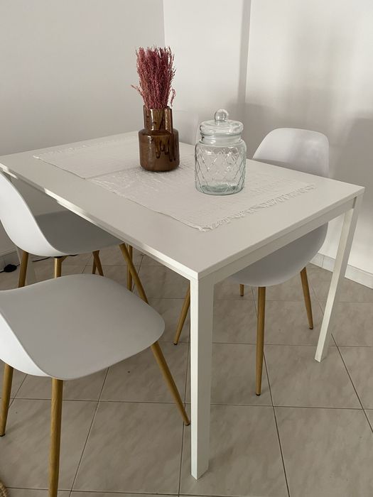 Conjunto mesa e cadeiras