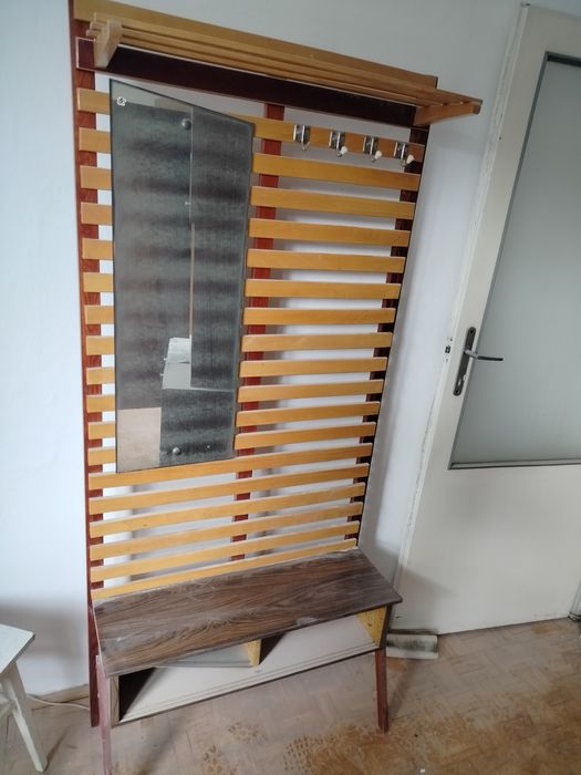 Szafka z wieszakiem i lustrem