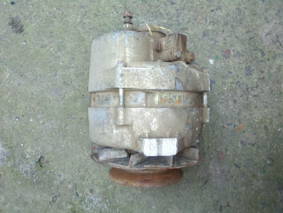 Генератор ЗИЛ 130 , рабочий, стоит лет 15 без дела в гараже