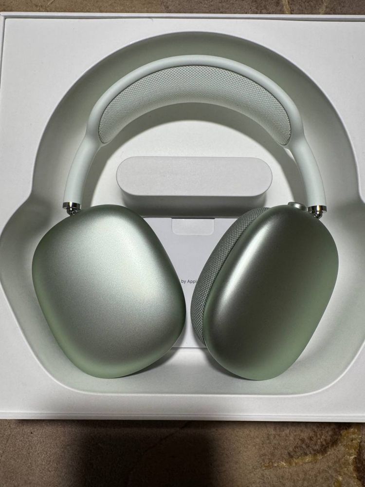 AirPods Max Green open box