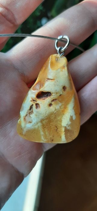 Ręcznie oszlifowana bryłka bursztynu bałtyckiego wisiorek