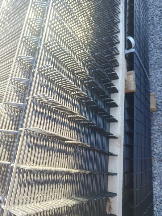 Panele ogrodzeniowe 3D, słupki ,obejmy ,mocowania do podmurówki/słupka