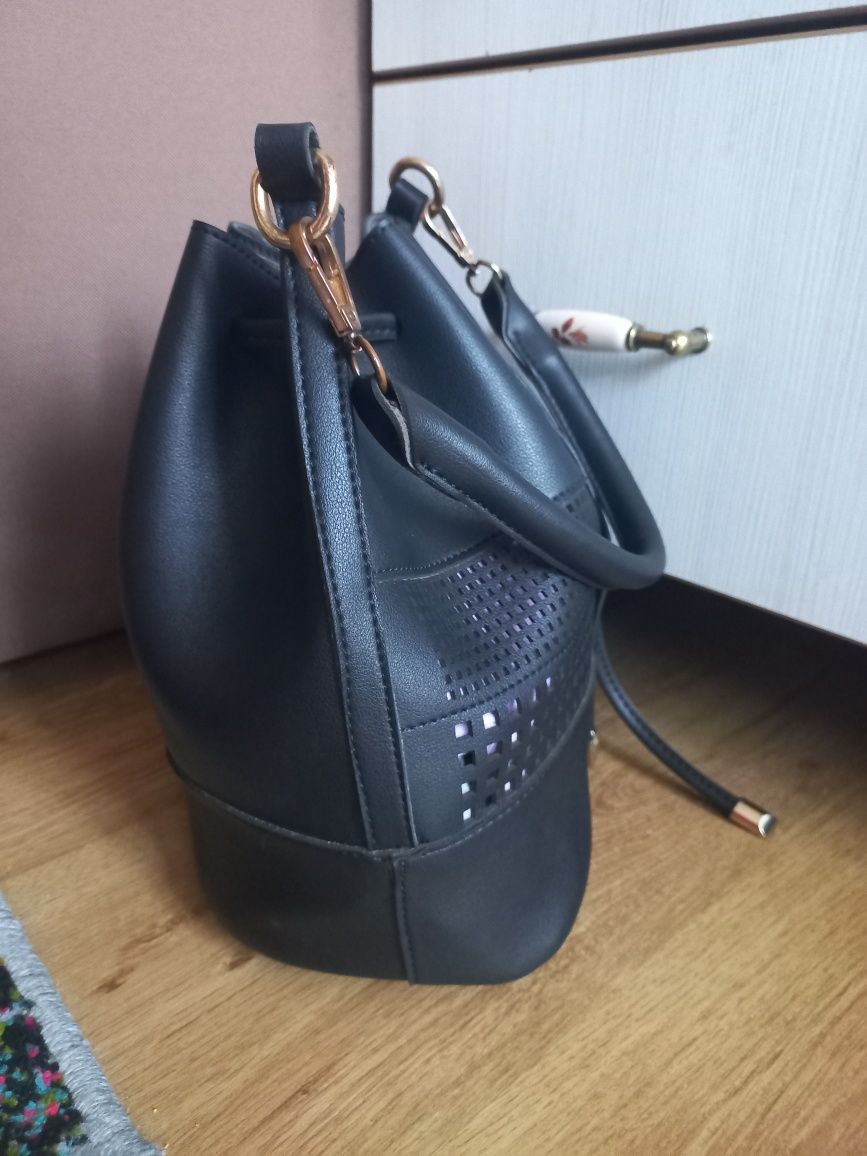 Женская черная сумка на затяжке
