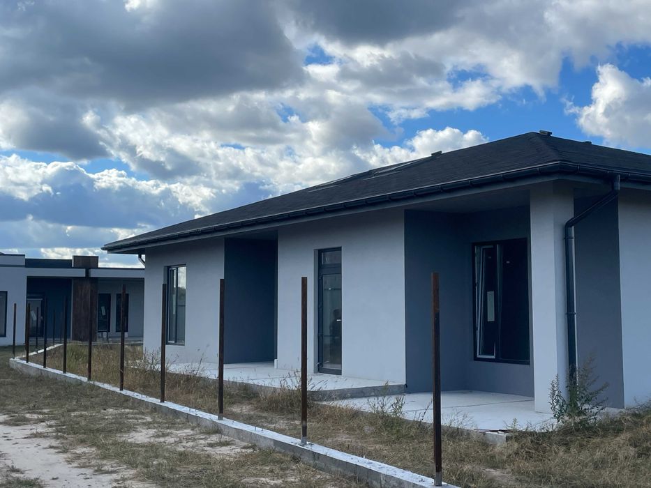 Власний будинок біля Київського моря в розвиненому селищі