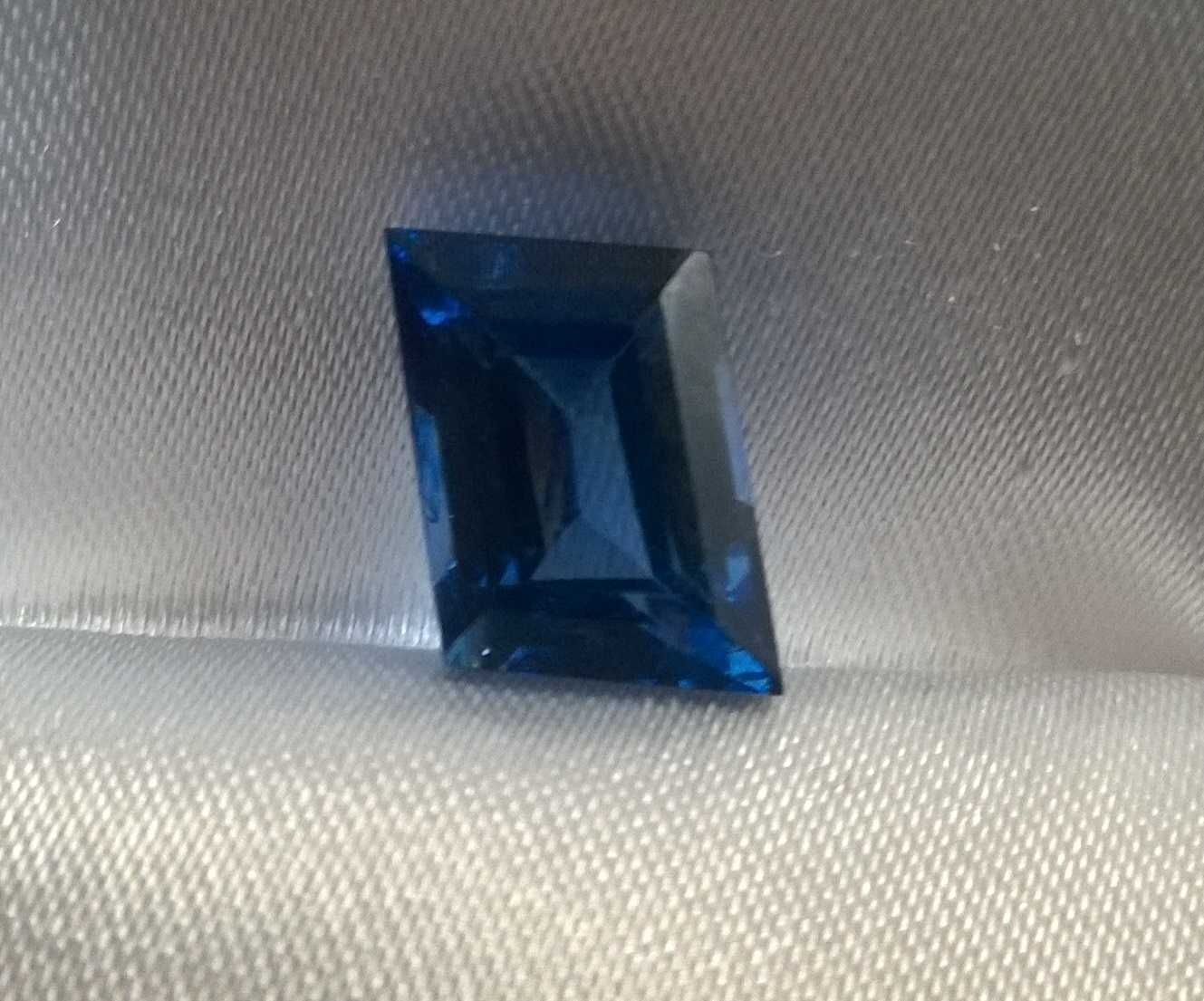 Tanzanit    6.1 CT ,     10.2 x 7.7 mm