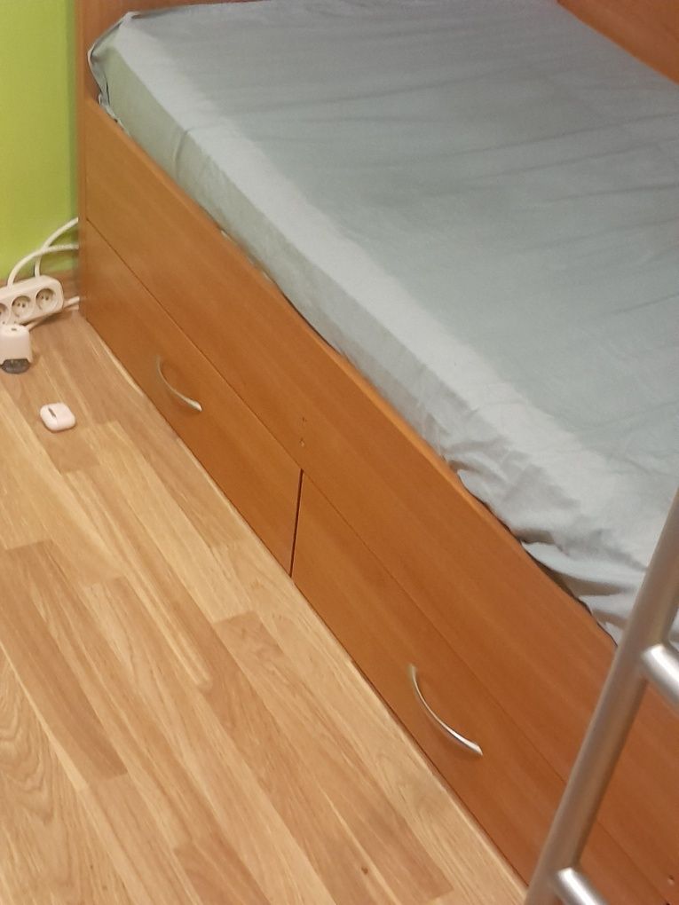 Продам двухярусную кровать.