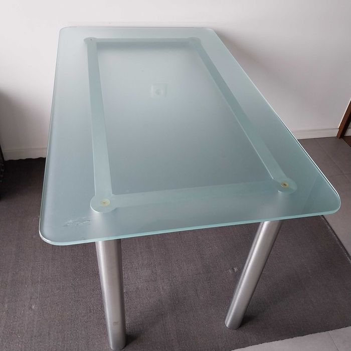 Mesa de vidro com pés em inox – elegante e moderna