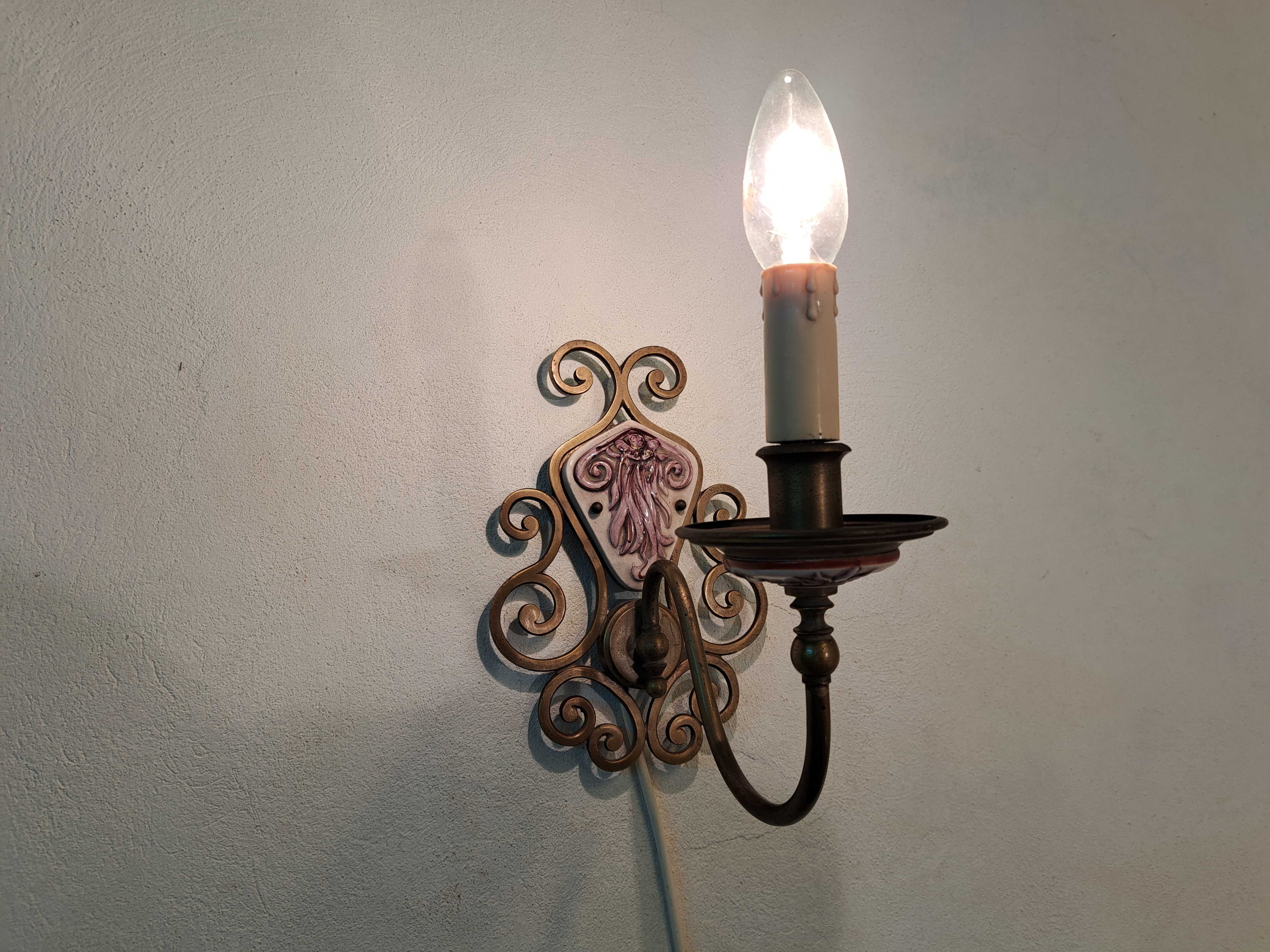 Kinkiet mosiężny pająk pojedynczy ceramiczny fioletowa ośmiornica