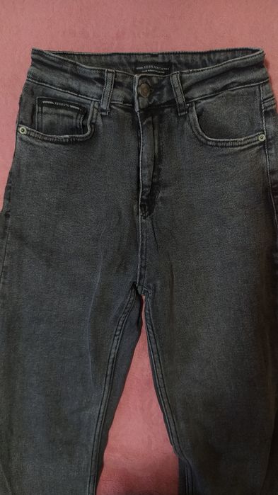 Джинси темні, ніби виварені