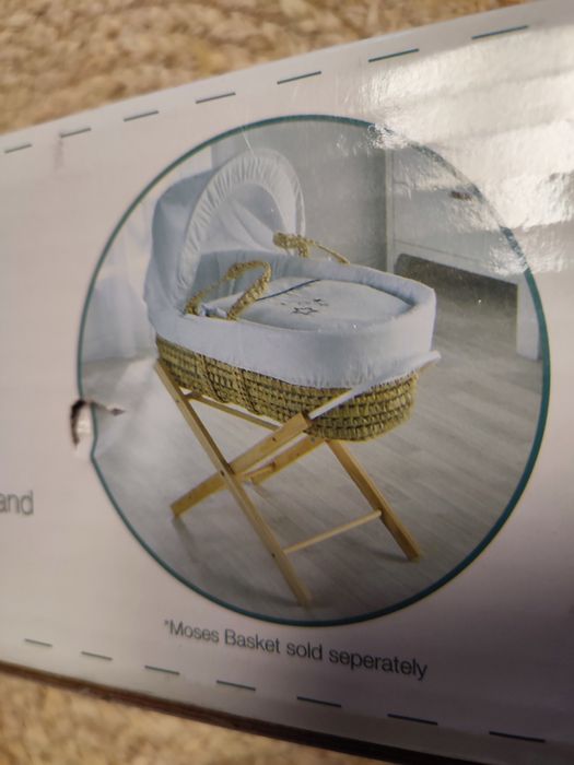 Suporte em madeira para alcofa de bebé