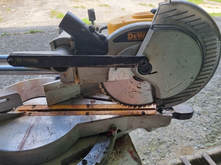 Pilarka ukosnica DeWalt DW712