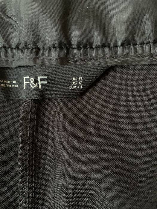 Nowe garniturowe spodnie F&F 44