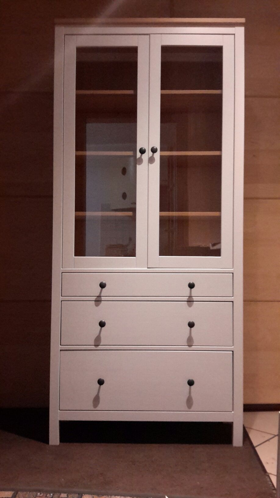 rezerwacja HEMNES Ikea witryna z trzema szufladami biała bejca
