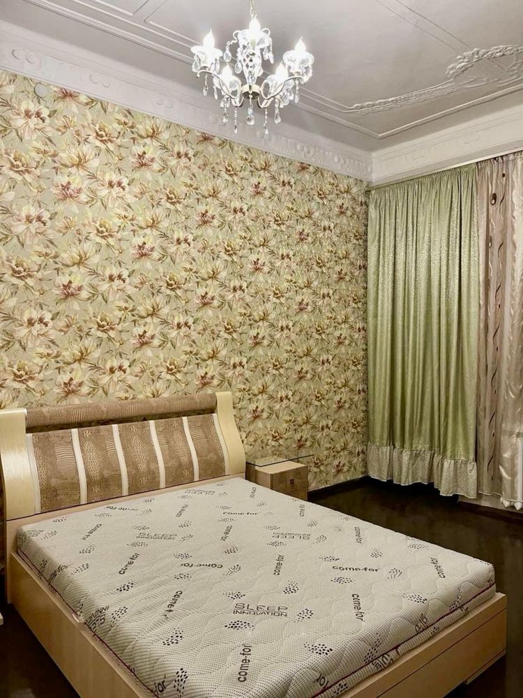 Продам 4к квартиру на вул. Дмитріївська 58А. Галицька площа. Цирк.