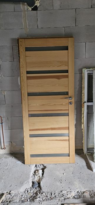 Drzwi sosnowe  202 x 84  lewe + ościeżnica