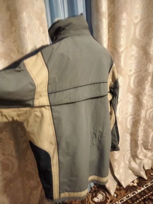 Мужскую куртка. Размер L.