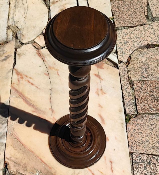 Coluna trabalhada muito antiga