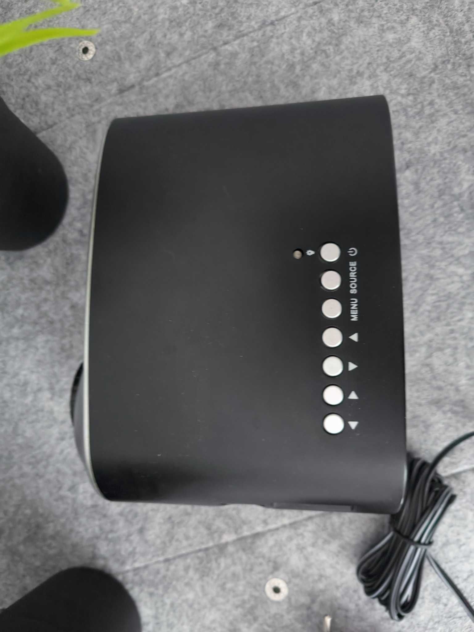Przenośny Mini Projektor LED HDMI VGA – Idealny do domu!