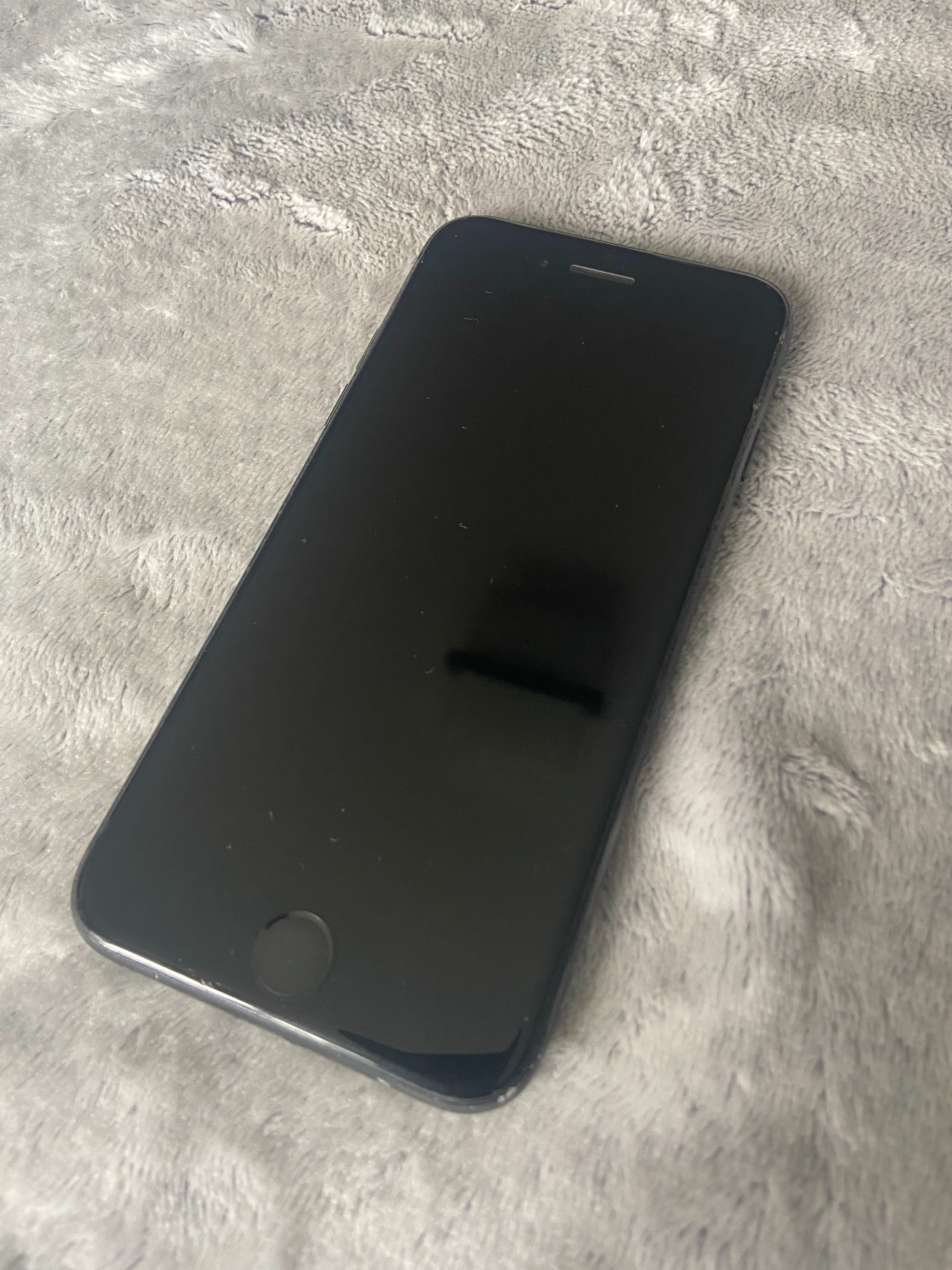 iPhone 7 32 GB Czarny + 4x Etui (w tym oryginalne Apple)