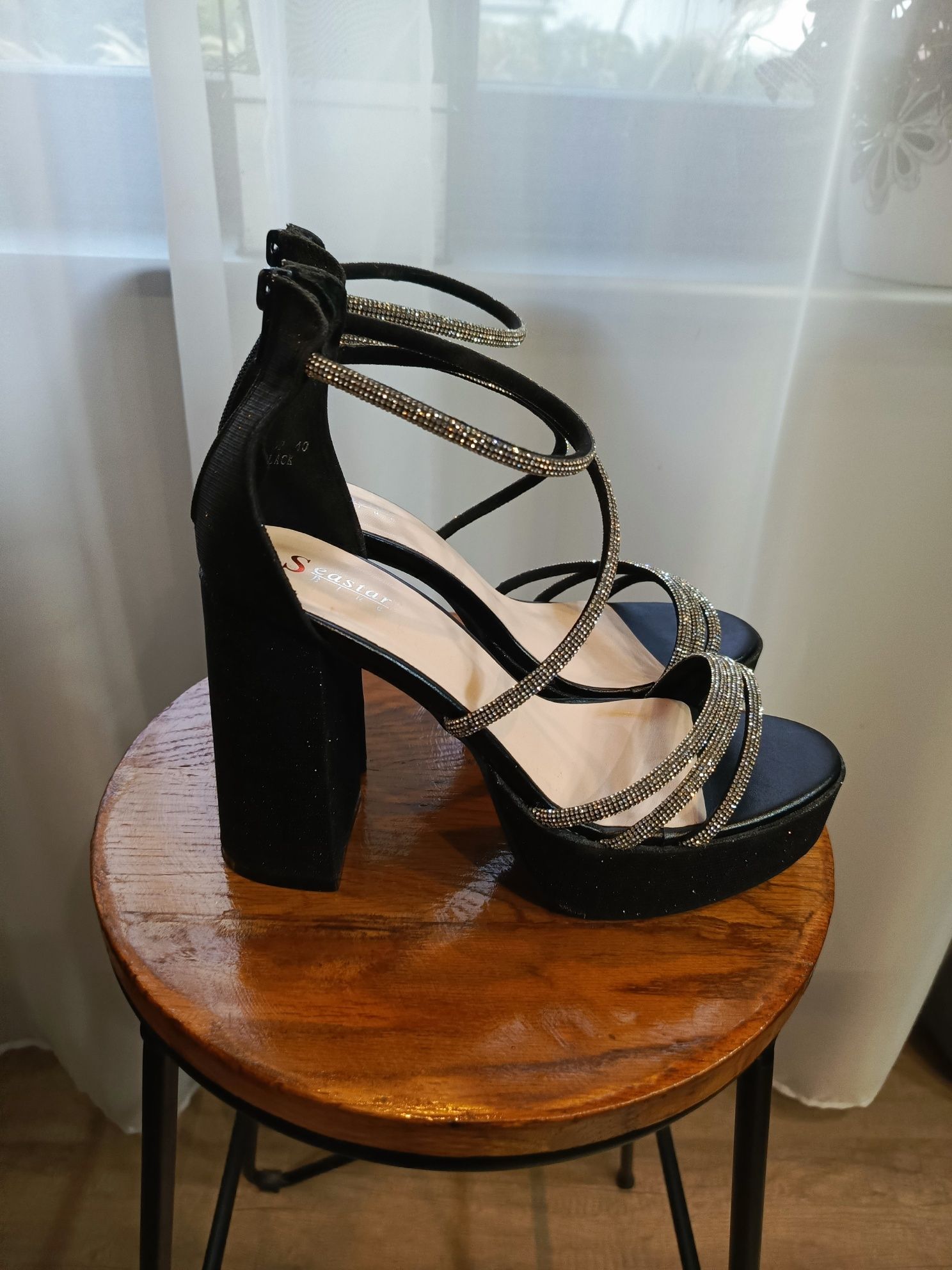 Buty na słupku sandałki