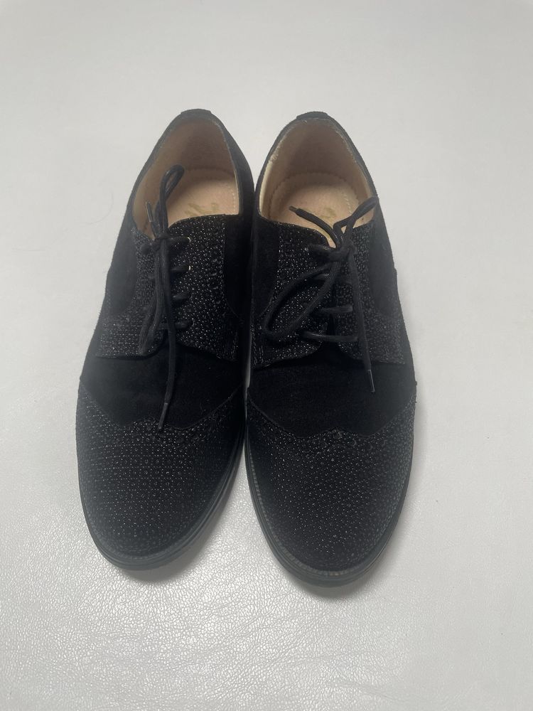 Sapatos classicos de cordão