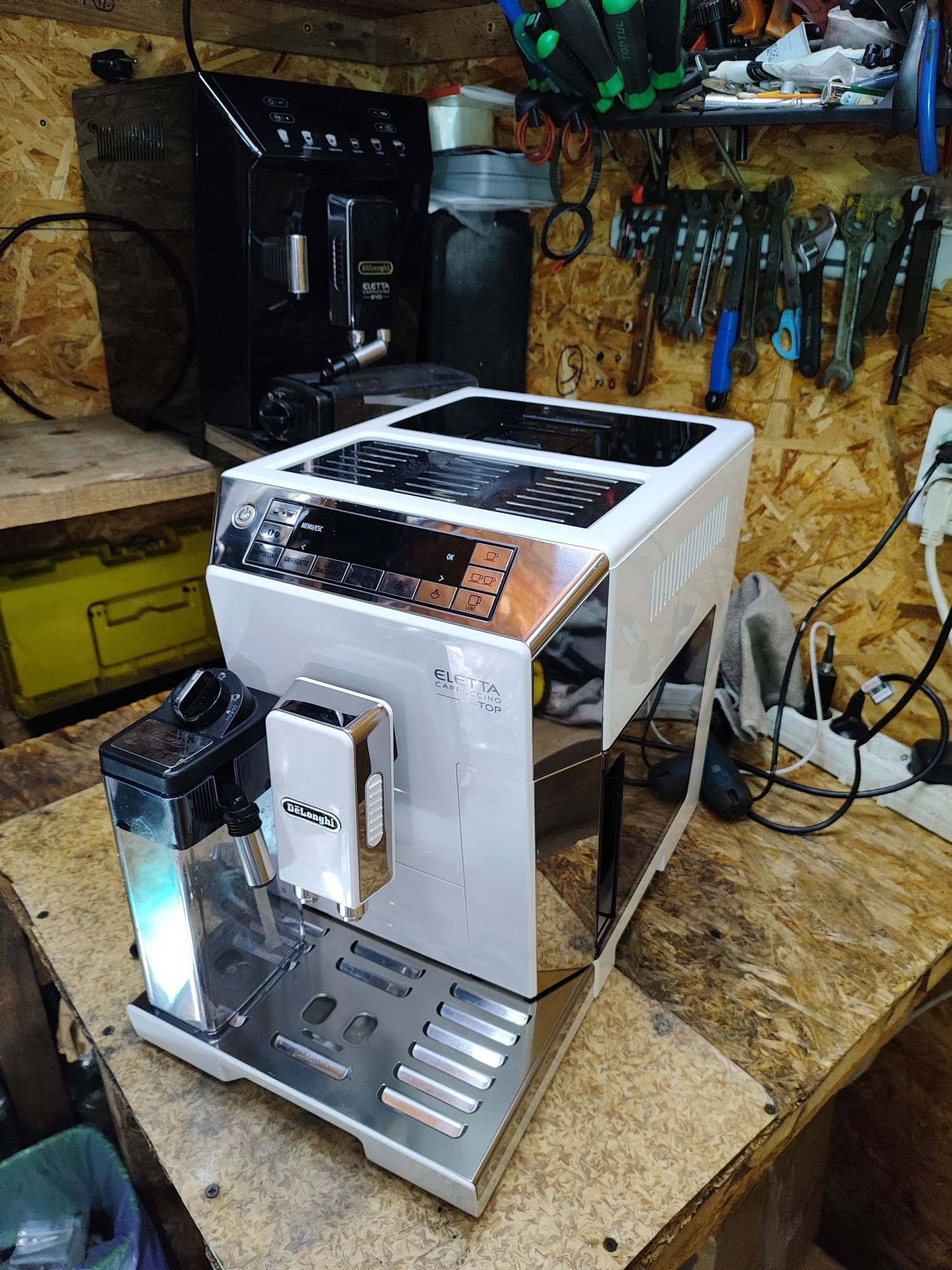 Кофемашина, кавоварка Delonghi Eletta Cappuccino Top