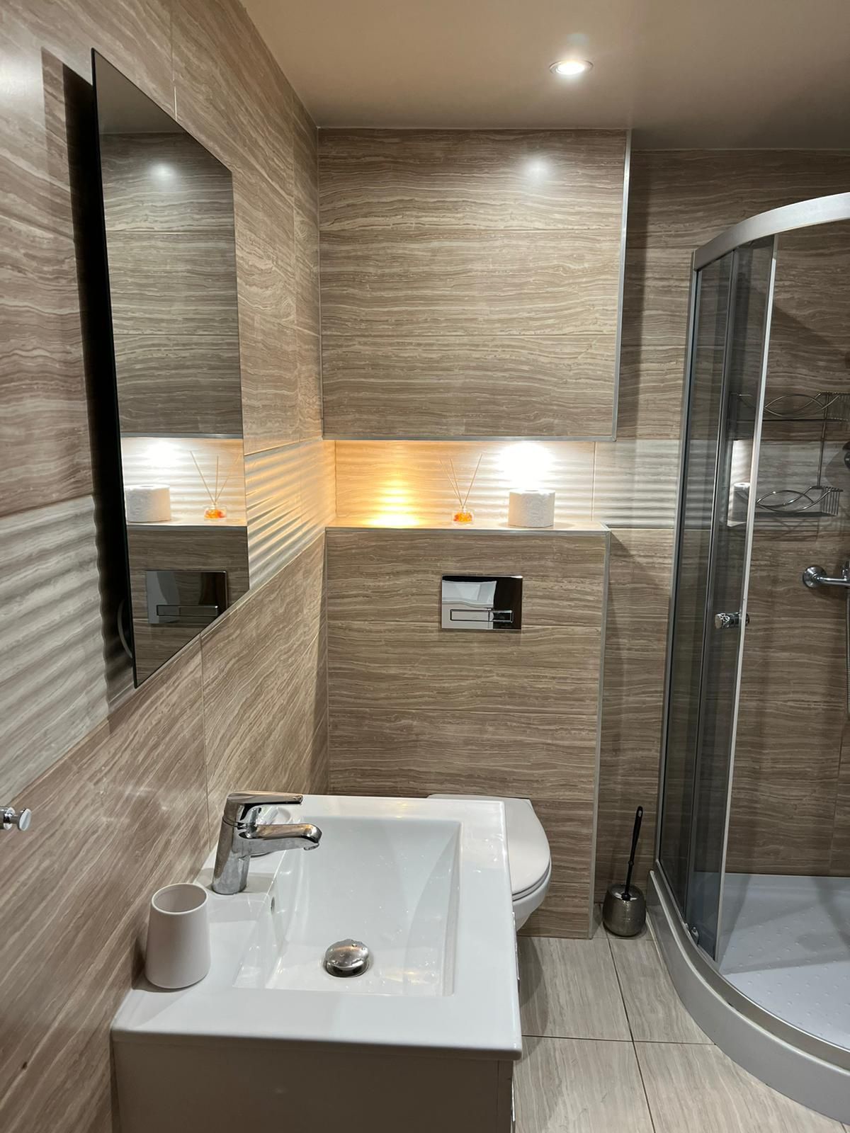 Domek z balią jacuzzi nad jeziorem w Międzybrodziu Żywieckim .