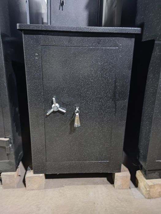 Продаю б.у канцелярській сейф (75 кг)