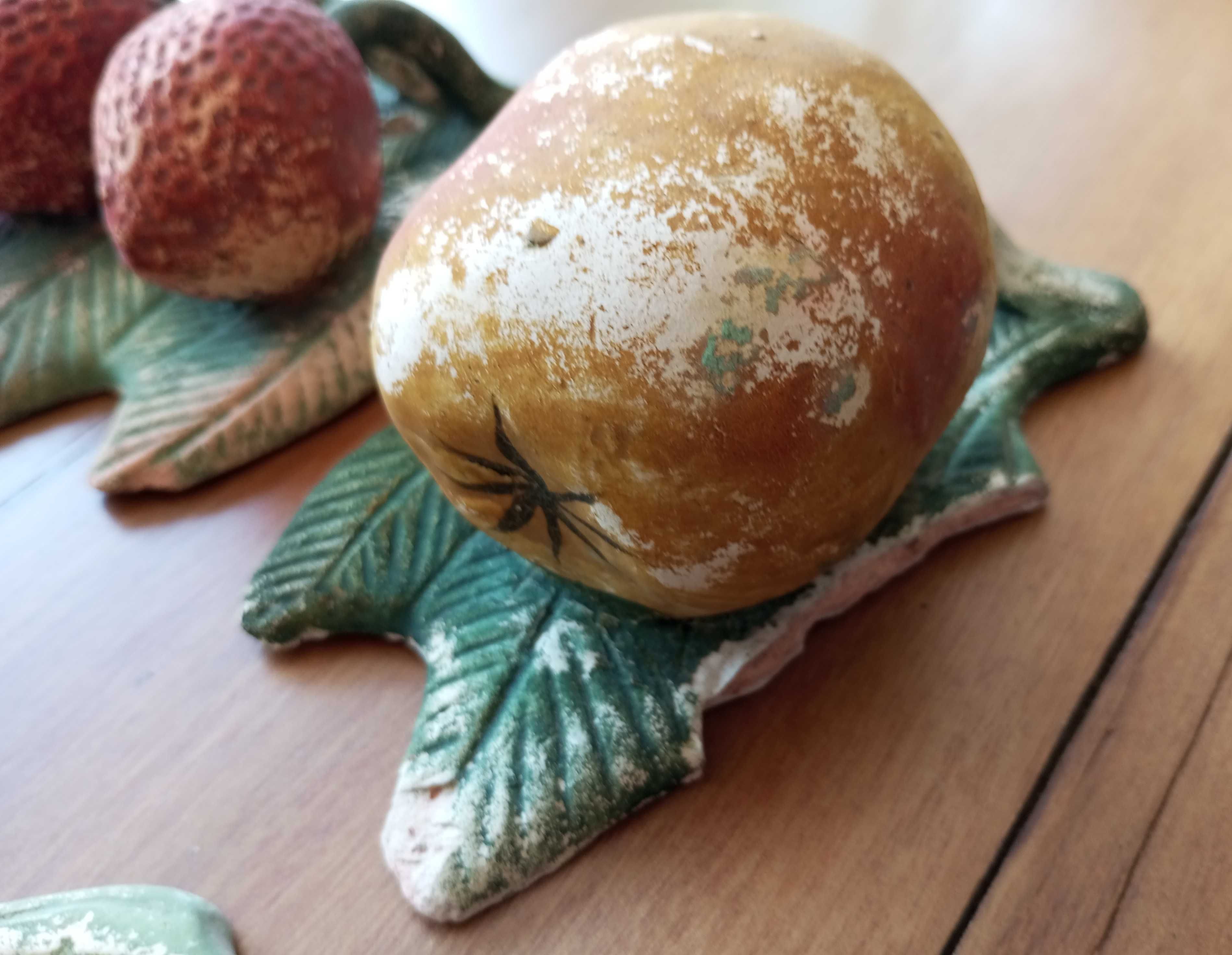 Antigo conjunto de frutos de pendurar em terracota